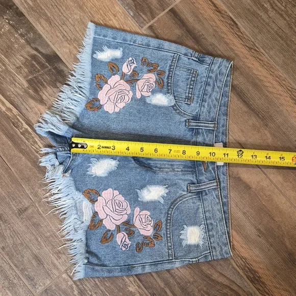 Ontwelfth Distressed Embroidered Flowers Raw Him High-rise Denim Shorts, Size 28 - Picture 3 of 10